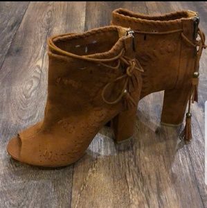 🤗LIGHTWEIGHT PEEP TOE FAUX SUEDE BOOTIES